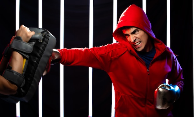 Foto atleta hombre entrenamiento deporte de boxeo en el gimnasio moderno