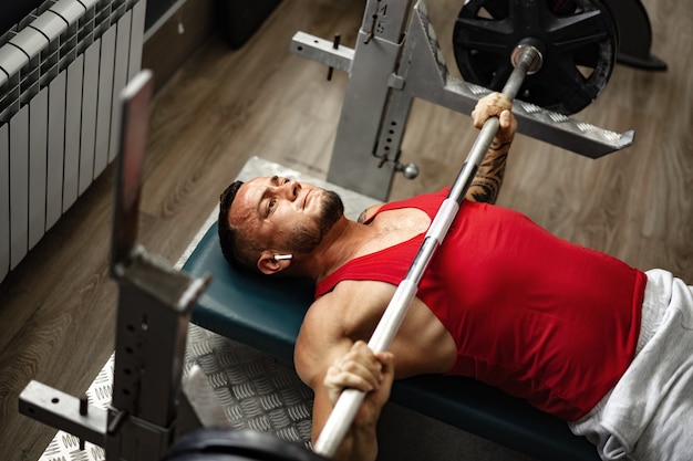 Atleta de hombre fuerte ejercicio en el gimnasio retrato de cerca