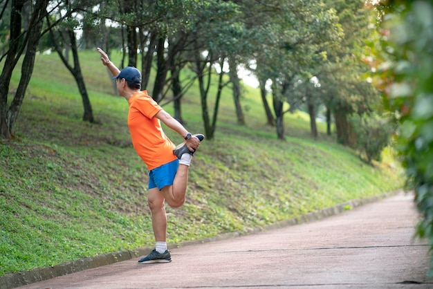 Atleta hombre haciendo ejercicio en el parque