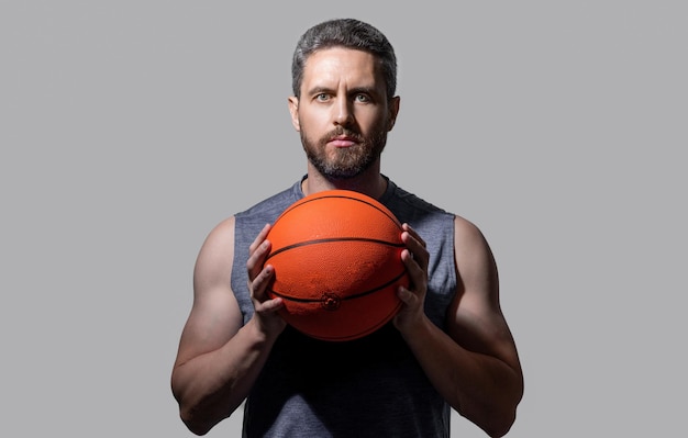 Atleta hombre jugador de baloncesto en foto de estudio de atleta hombre jugador de baloncesto con pelota