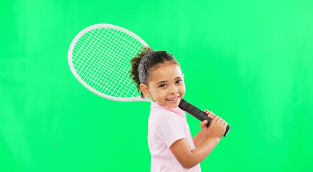 Atleta infantil y jugador de tenis infantil listo para el ejercicio de entrenamiento y entrenamiento aislado en el fondo de la pantalla verde del estudio Chica de retrato y persona joven linda o principiante en fitness o deporte