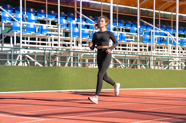 Atleta, jovem, fitness, mulher, corredor, em, pretas, sportswear