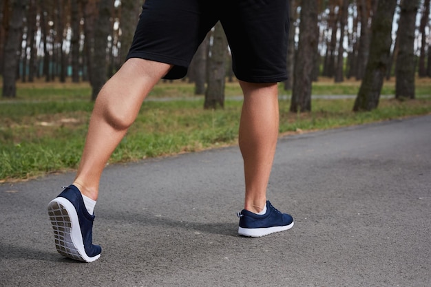 Atleta joven corriendo en el bosque