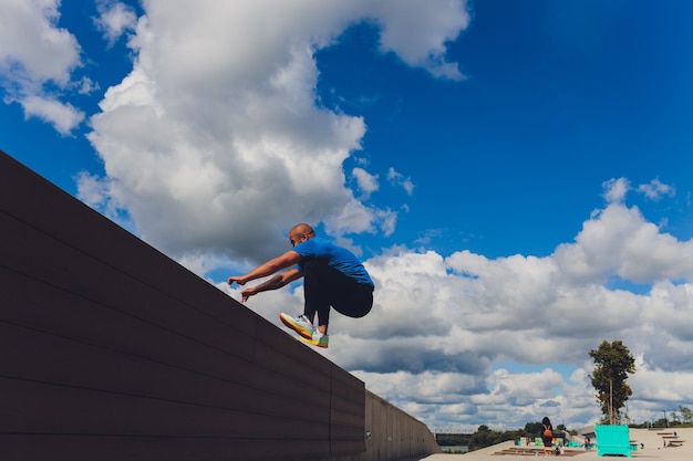 Atleta joven corriendo rápido al aire libre. Usar ropa deportiva, dar pasos amplios, demostrar una forma de vida saludable, planos amplios.