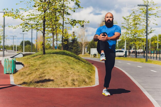 Atleta joven corriendo rápido al aire libre. Usar ropa deportiva, dar pasos amplios, demostrar una forma de vida saludable, planos amplios.