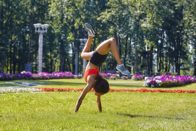 Atleta joven de piel oscura realiza entrenamiento al aire libre