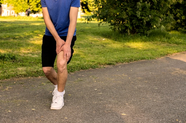 Atleta joven que ejercita en el parque