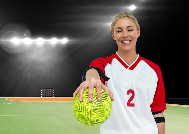 Atleta jugando balonmano contra el estadio en segundo plano.