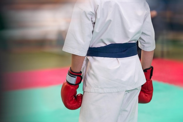 Foto atleta de karate en el tatami antes de la pelea fondo de artes marciales con efecto de ruido de película y desenfoque de movimiento