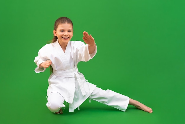 Un atleta con un kimono blanco se para en una pose de combate El concepto de karate Artes marciales mixtas