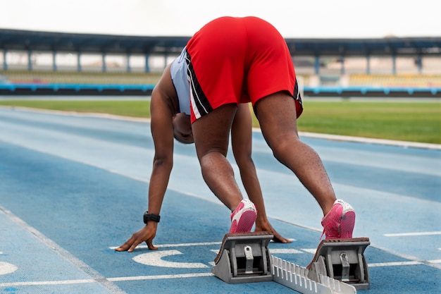 Atleta en la línea de salida en el estadio