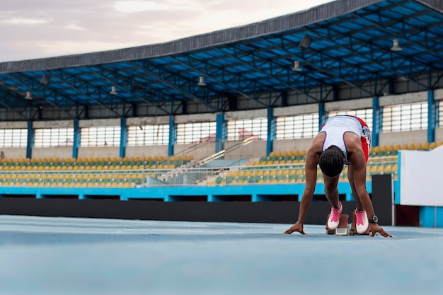 Atleta en la línea de salida en el estadio