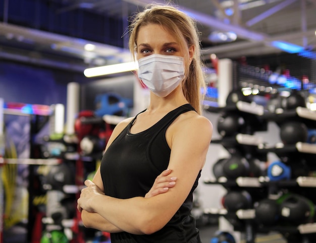 Atleta malhando na academia durante pandemia usando máscara facial protetora