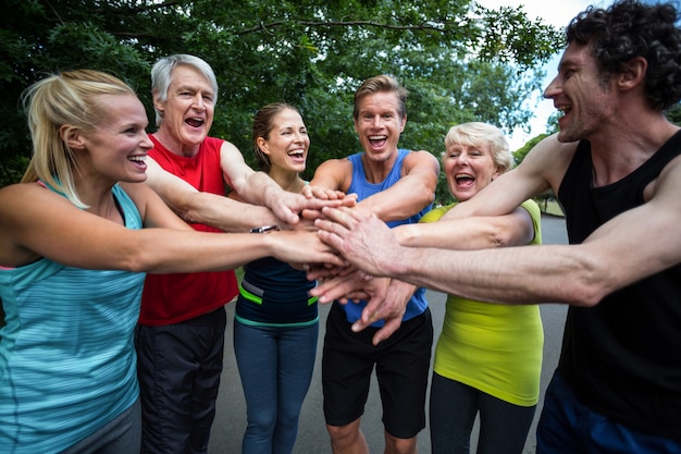 Atleta de maratón haciendo gesto de motivación