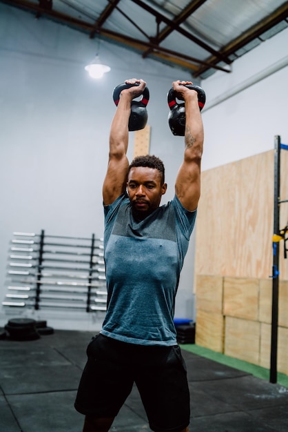 Atleta masculino a exercitar-se no ginásio