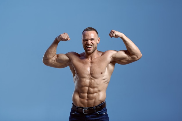 Atleta masculino com corpo musculoso mostra seu poder
