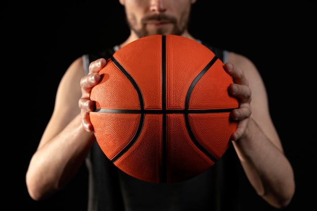 Atleta masculino com pose de basquete