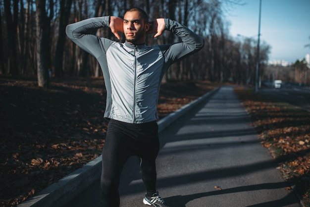 Atleta Masculino en entrenamiento físico al aire libre