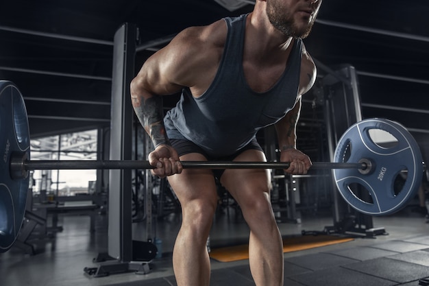 El atleta masculino entrenando duro en el gimnasio.