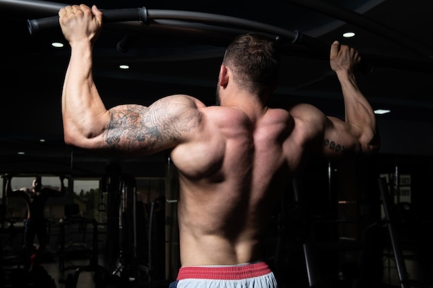 Atleta masculino fazendo pull ups