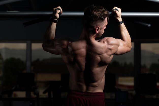 Atleta masculino fazendo pull ups