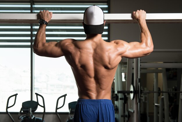 Atleta masculino fazendo pull ups