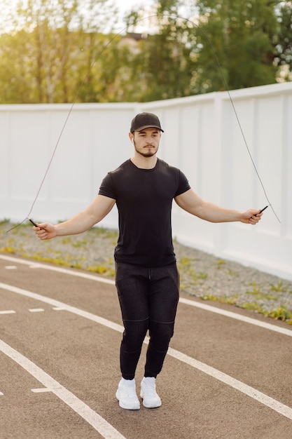 Atleta masculino, fazendo treinamento de fitness. Treino fora do ginásio.