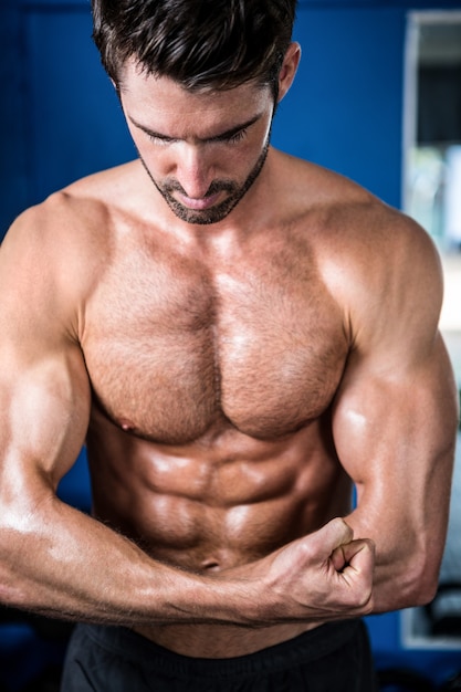 Atleta masculino, flexionando os músculos