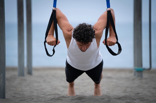 Atleta Masculino haciendo ejercicio en la playa