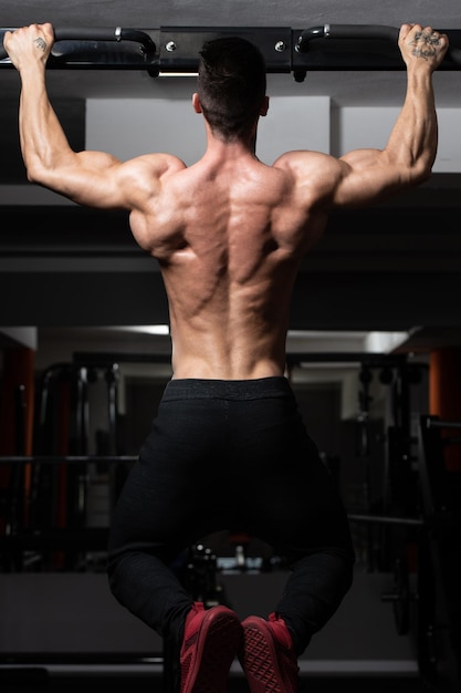 Atleta Masculino Haciendo Pull Ups