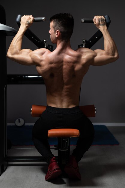 Atleta Masculino Haciendo Pull Ups