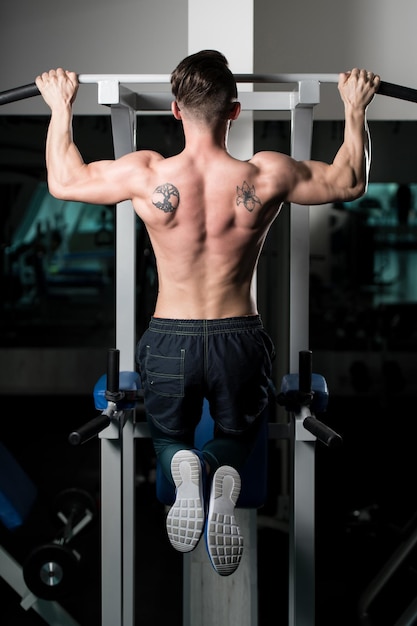 Atleta Masculino Haciendo Pull Ups