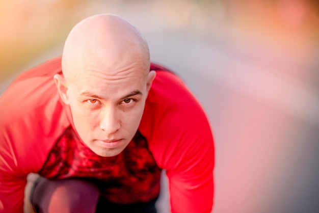 Atleta masculino listo para correr al aire libre