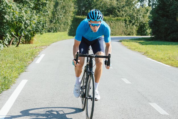 Atleta masculino montando una bicicleta de carreras