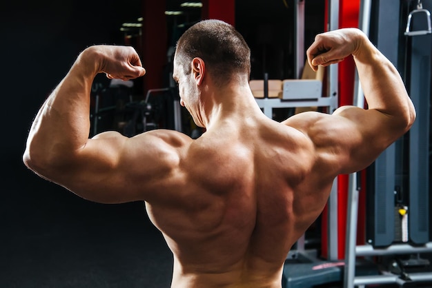 Atleta masculino posando en el gimnasio