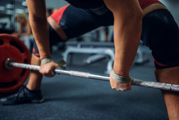 Atleta Masculino se prepara para tirar de la barra