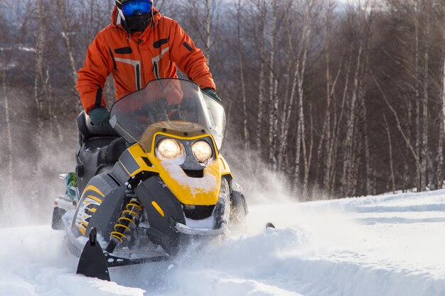 Atleta en una moto de nieve