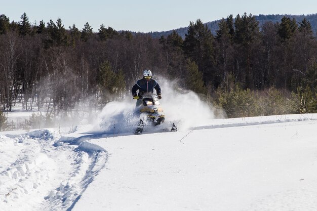 Atleta en una moto de nieve