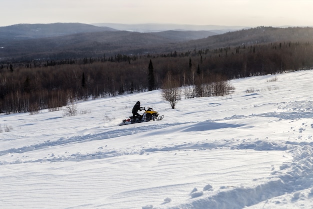 Atleta en una moto de nieve