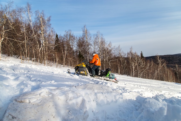 Atleta en una moto de nieve