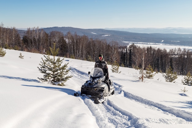 Atleta en una moto de nieve.