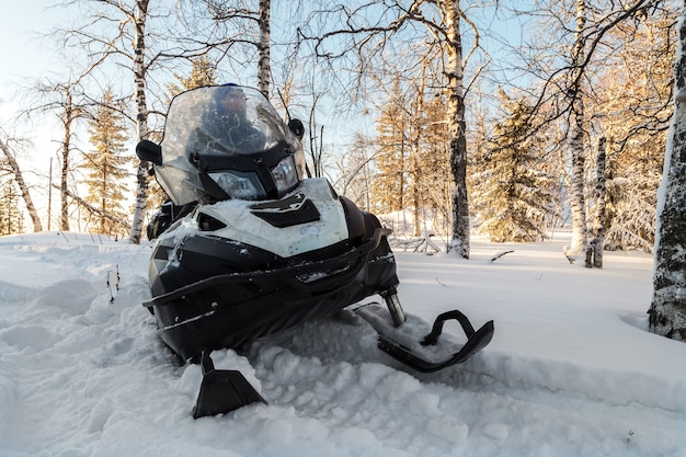 Atleta en una moto de nieve.