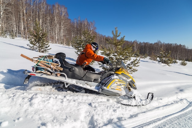 Atleta en una moto de nieve.