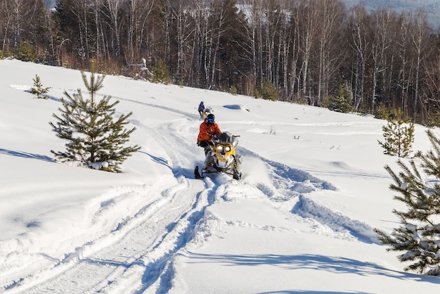 Atleta en una moto de nieve.