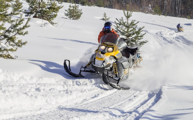 Atleta en una moto de nieve.