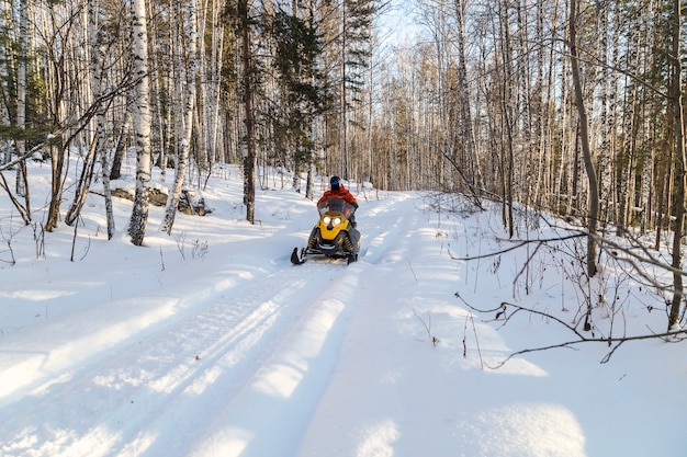 Atleta en una moto de nieve.