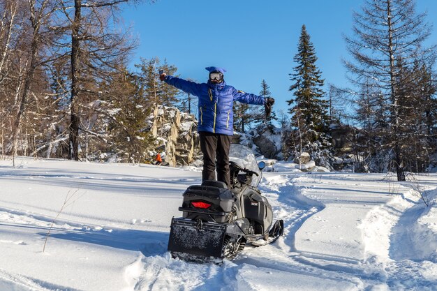 Atleta en una moto de nieve.