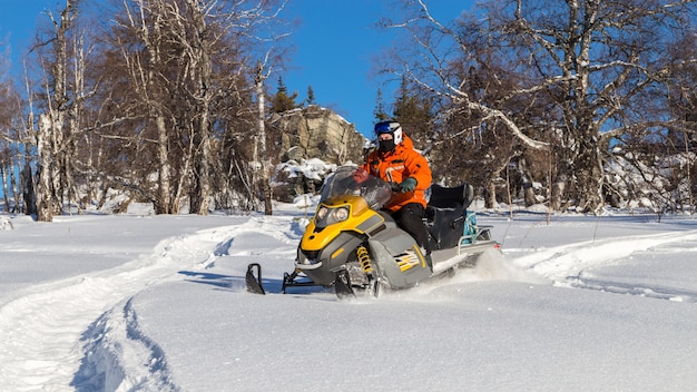 Atleta en una moto de nieve.