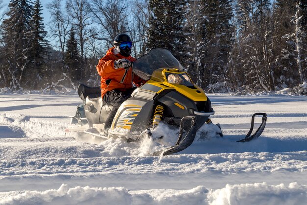 Atleta en una moto de nieve