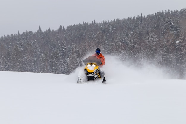 Atleta en una moto de nieve